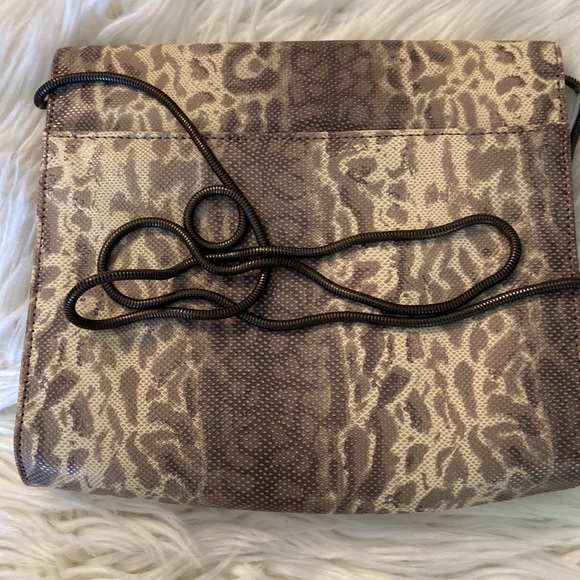 David Dart Purse size long 8.5” and long 8” shoulder sting is 22” not adjustable - Picture 5 of 9